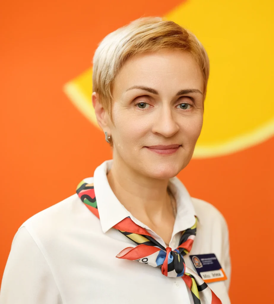 Горькавая Ирина, Окончила Университет Российской академии образовании по специальности «Психология» и Корпоративный университет московского образования по специальности «Педагогика и методика начального образования»