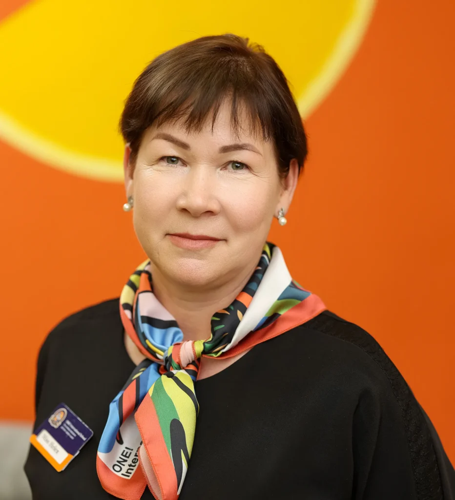 Салим Елена, Работала руководителем Школьного Методического Объединения ипреподавателем начальных классов
