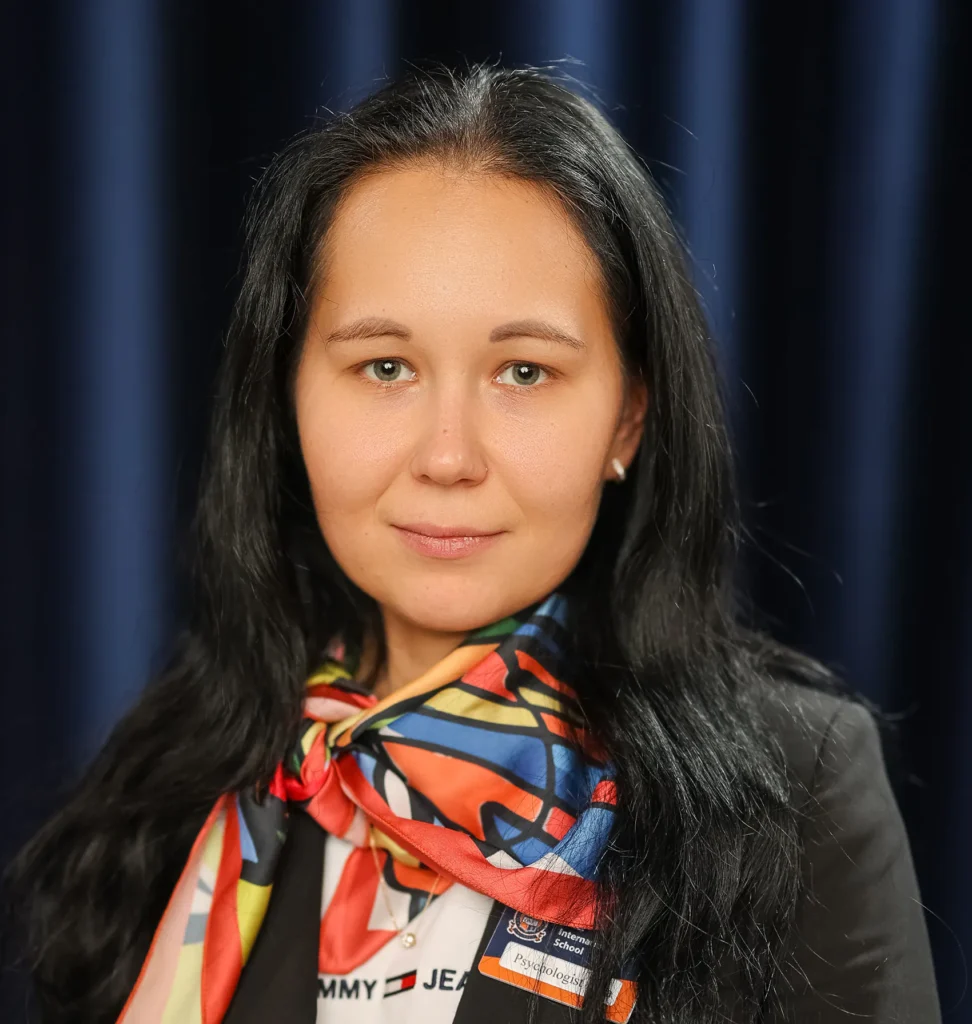 Александрина Ирина, Окончила Московский государственный областной университет по специальности «Социальная педагогика»
