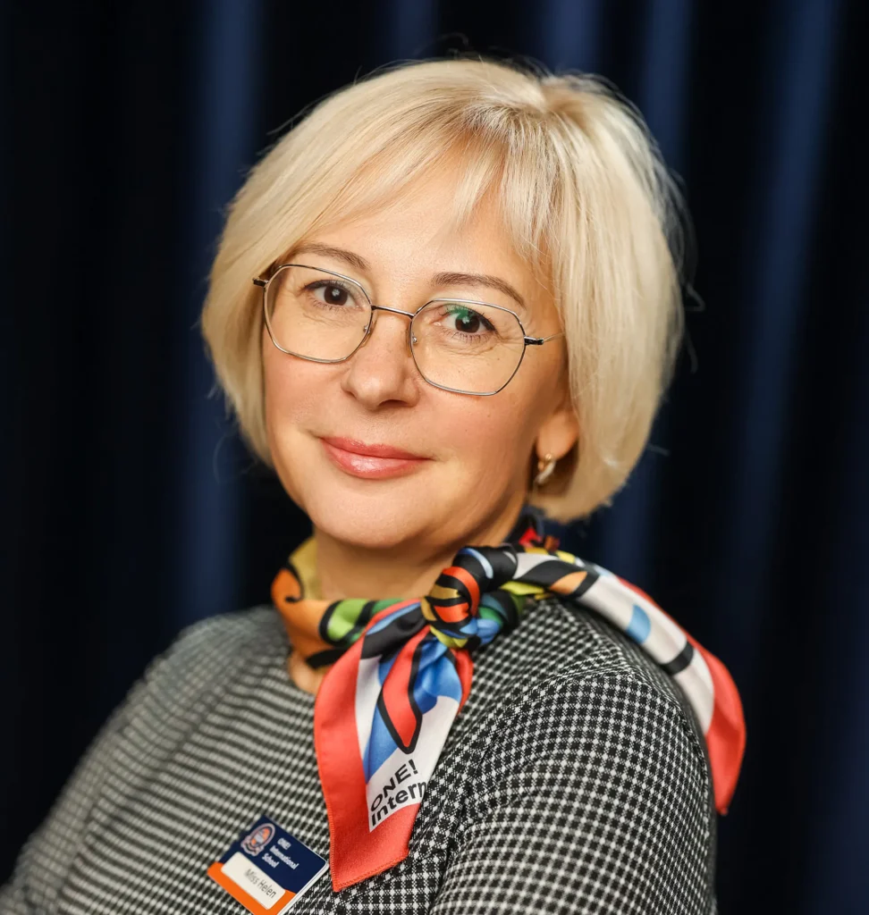 Власова Елена, Окончила Истринское педагогическое училище Московской области по специальности «Учитель начальных классов» и Калининский государственный университет по специальности «Преподаватель русского языка и литературы/ Филолог»