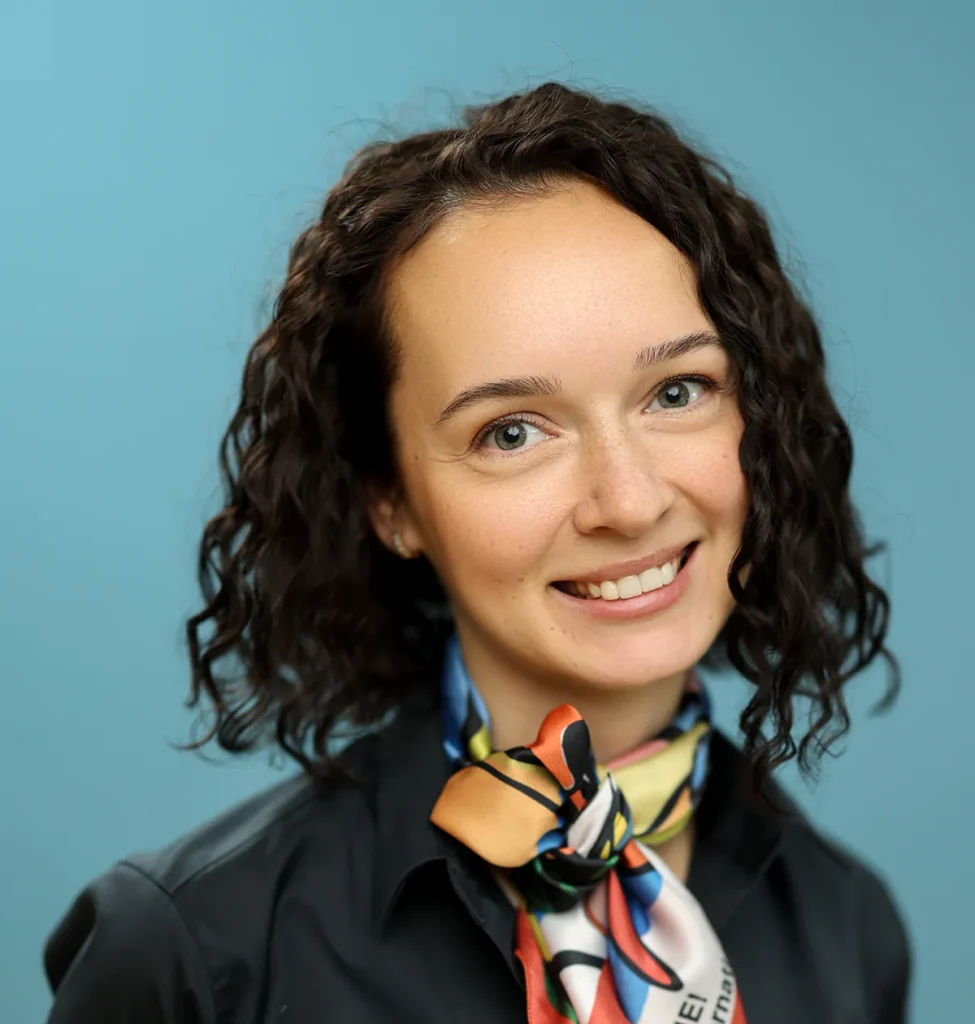 Челик Мария, Окончила Московский педагогический государственный университет по специальности «Теория и методика преподавания иностранных языков и культур»